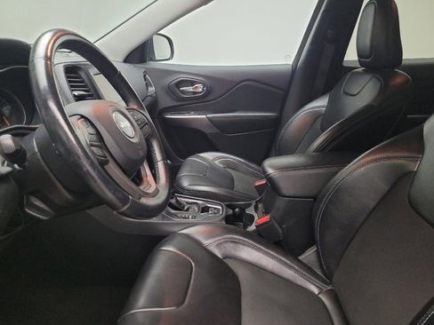 Used 2019 Jeep Cherokee Latitude Plus w/ Comfort/Convenience Group image 17