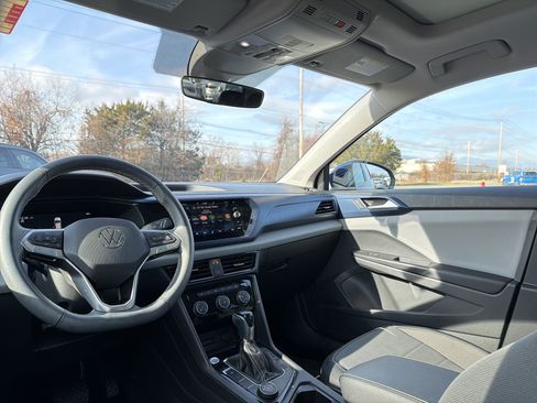 Certified 2023 Volkswagen Taos SE w/ Panoramic Sunroof Package image 15