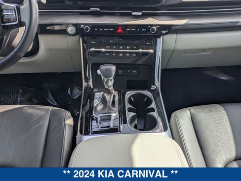 Used 2024 Kia Carnival EX FWD image 21