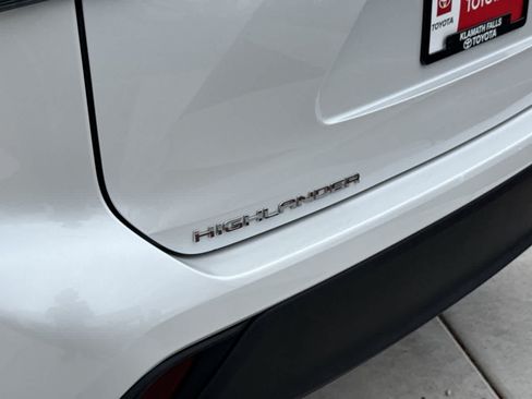 Used 2023 Toyota Highlander XLE AWD/4WD image 9