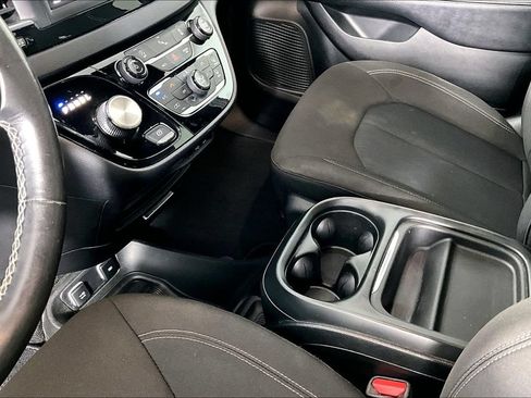 Used 2020 Chrysler Pacifica Touring w/ S Appearance Package FWD image 17