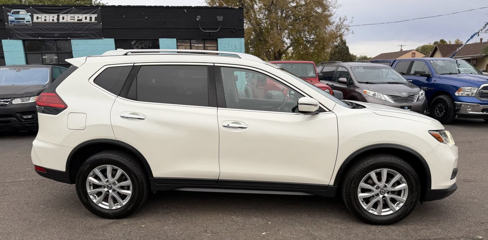 Used 2017 Nissan Rogue SV AWD/4WD image 2