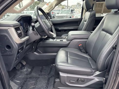 Used 2023 Ford Expedition XLT image 17