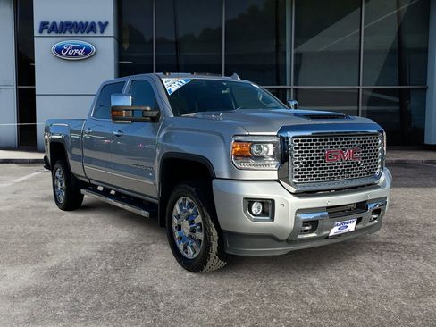 Used 2017 GMC Sierra 2500 Denali w/ Duramax Plus Package image 3