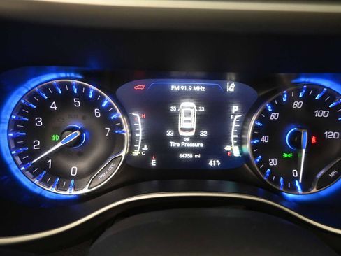 Used 2024 Chrysler Pacifica Touring-L image 17