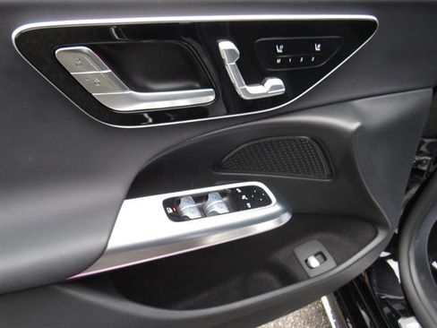 Used 2025 Mercedes-Benz E 350 4MATIC Sedan image 9