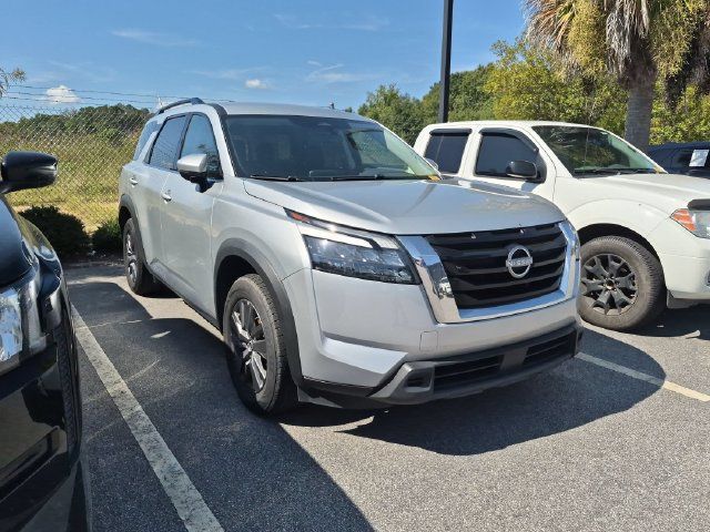 Certified 2025 Nissan Pathfinder SV FWD image 4