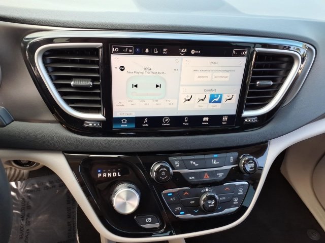 Used 2024 Chrysler Pacifica Touring-L FWD image 20
