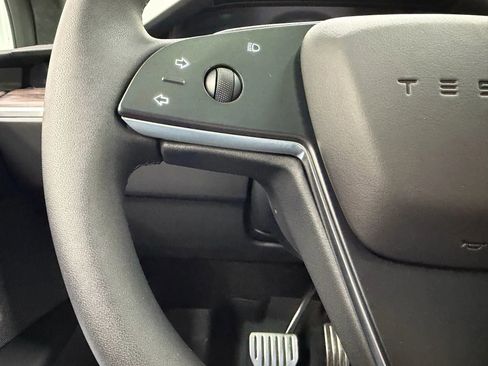 Used 2025 Tesla Model X image 29