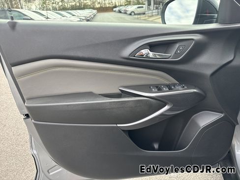 Used 2024 Chevrolet Trax ACTIV w/ Sunroof Package image 13