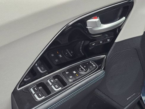 Used 2018 Kia Niro EX Premium image 15