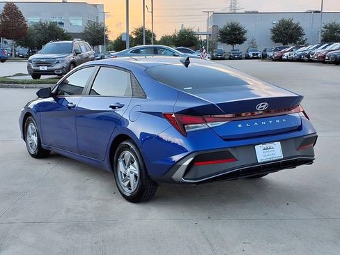 Used 2026 Hyundai Elantra SE FWD image 2