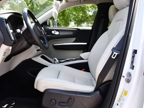 Used 2023 Volvo XC40 B5 Plus w/ Driver Assist Package AWD/4WD image 16