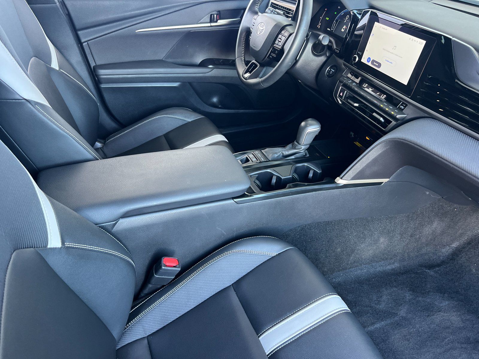 Used 2025 Toyota Camry SE FWD image 15
