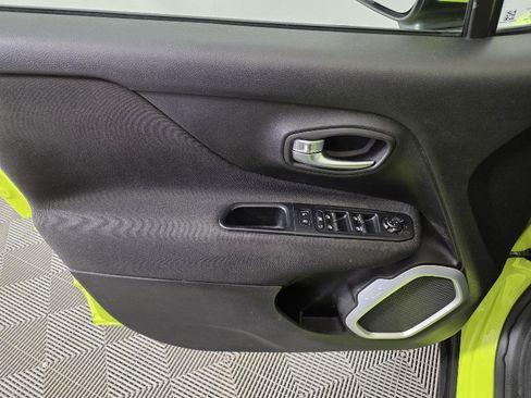 Used 2018 Jeep Renegade Latitude w/ Cold Weather Group image 14