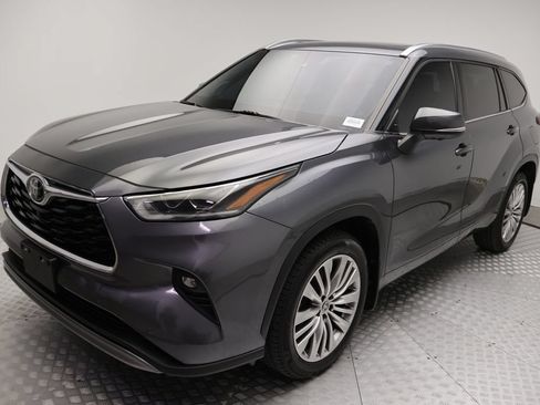 Used 2023 Toyota Highlander Platinum AWD/4WD image 2
