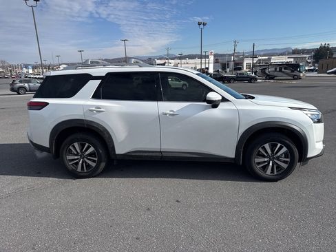 Used 2025 Nissan Pathfinder SL w/ Cargo Package image 6