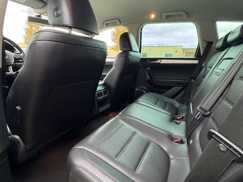 Used 2012 Volkswagen Touareg Sport image 11