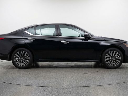 Used 2025 Nissan Altima 2.5 SV FWD image 11