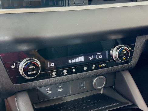 New 2025 Mitsubishi Outlander SE image 16