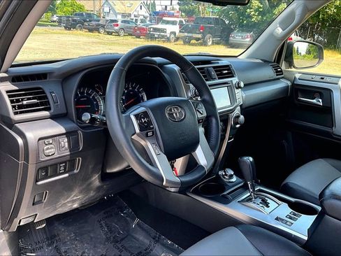 Used 2017 Toyota 4Runner SR5 Premium AWD/4WD image 18
