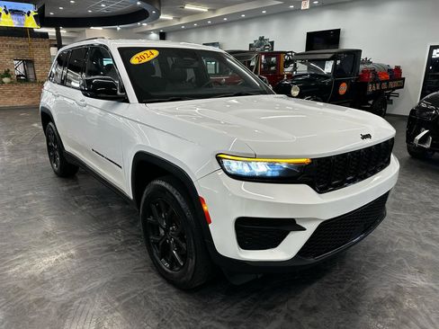Used 2024 Jeep Grand Cherokee Altitude image 3