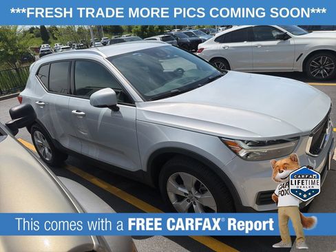 Used 2020 Volvo XC40 T4 Momentum FWD image 3