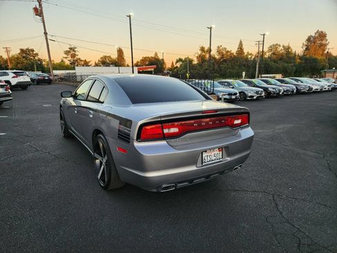 Used 2011 Dodge Charger SE RWD image 4