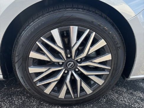 Used 2024 Nissan Altima 2.5 SV image 10