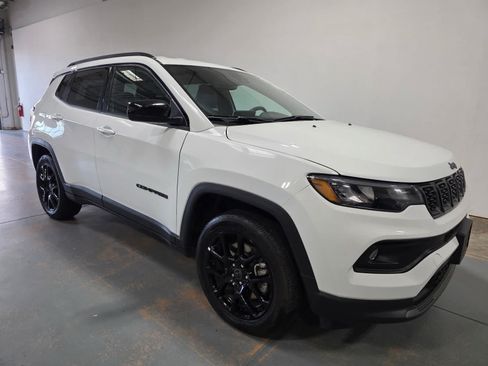 Used 2025 Jeep Compass Latitude w/ Convenience Group AWD/4WD image 8