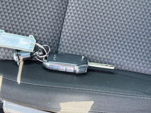 Used 2025 Kia Soul LX w/ LX Technology Package FWD image 21