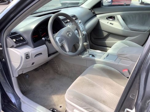 Used 2010 Toyota Camry LE FWD image 19