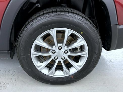 Used 2021 Jeep Cherokee Latitude Plus AWD/4WD image 23