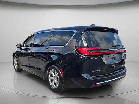 Used 2024 Chrysler Pacifica Limited FWD image 8