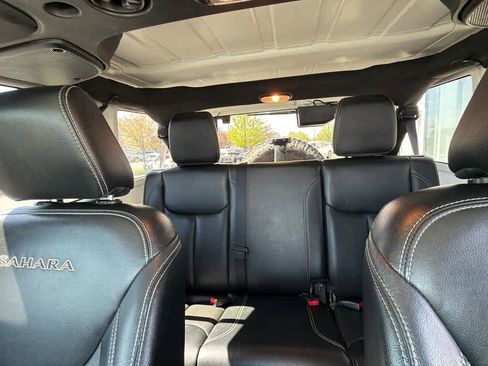 Used 2017 Jeep Wrangler Unlimited Sahara w/ Connectivity Group AWD/4WD image 14
