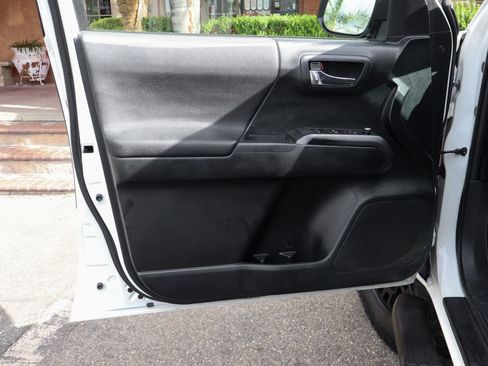 Used 2016 Toyota Tacoma TRD Off-Road w/ Towing Package image 15