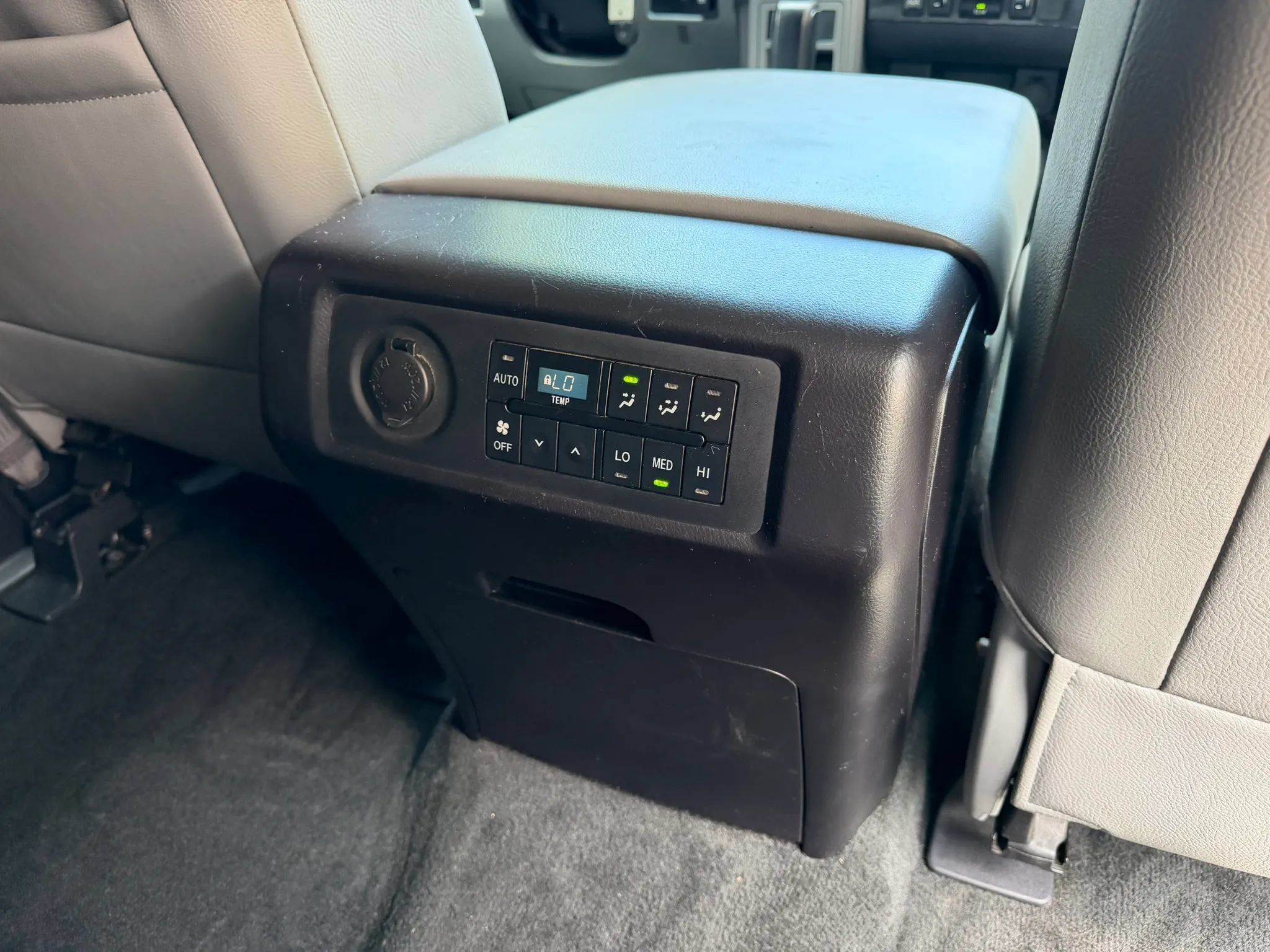 Used 2016 Toyota Sequoia SR5 w/ Premium Package RWD image 22