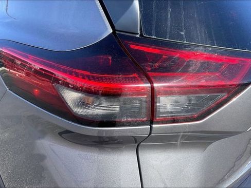 Used 2024 Nissan Rogue S image 33