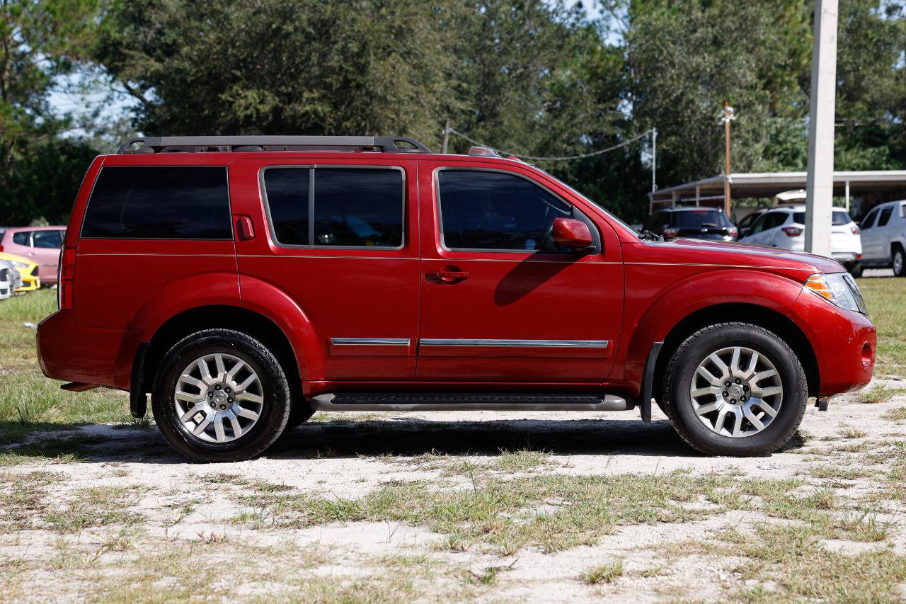Used 2009 Nissan Pathfinder LE AWD/4WD image 13