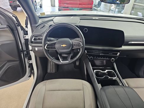 Used 2025 Chevrolet Traverse LT AWD/4WD image 23