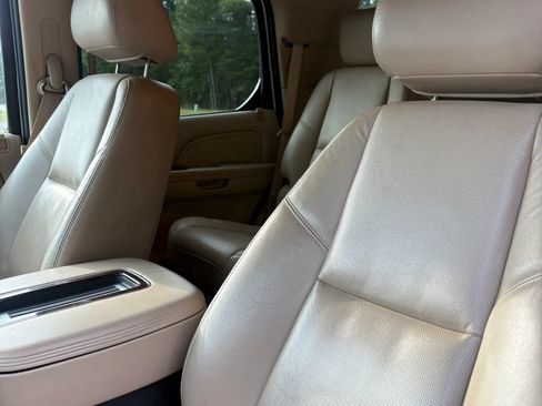 Used 2011 Cadillac Escalade Premium AWD/4WD image 12