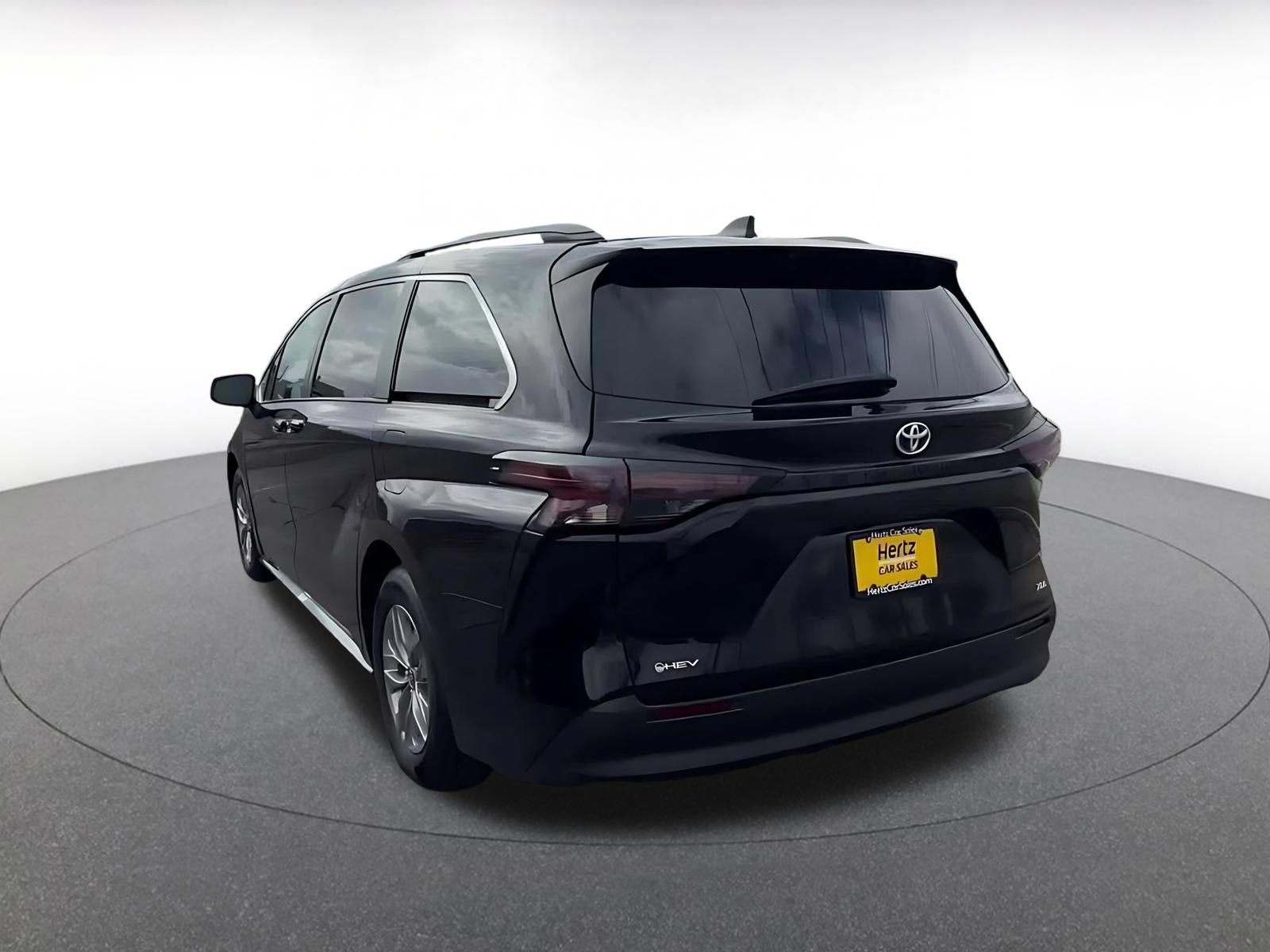 Used 2025 Toyota Sienna XLE FWD image 10