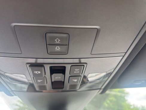 Used 2020 Volkswagen Atlas Cross Sport SEL R-Line AWD/4WD image 17