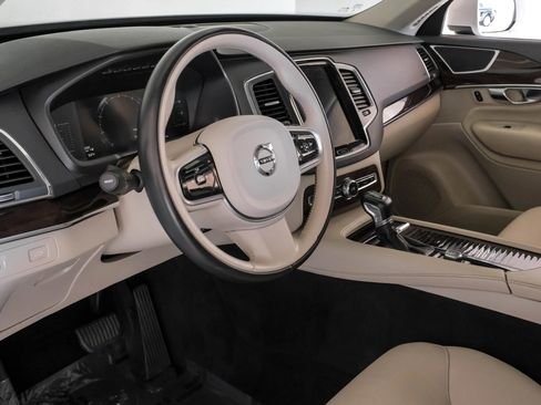 Used 2019 Volvo XC90 T5 Momentum image 2