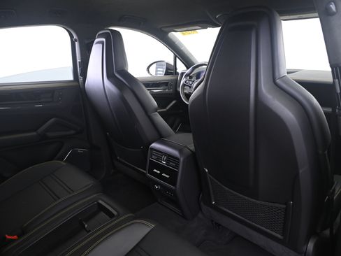 Certified 2024 Porsche Cayenne Turbo GT AWD/4WD image 17