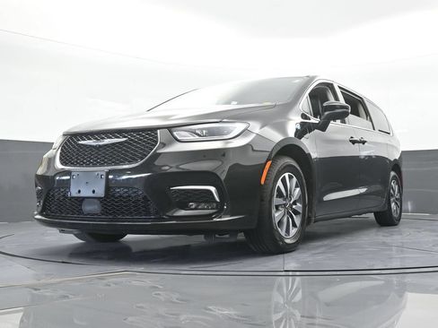 Used 2023 Chrysler Pacifica Touring-L FWD image 60