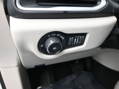 Used 2022 Chrysler Pacifica Touring-L image 26