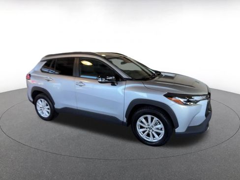Used 2025 Toyota Corolla Cross LE image 2