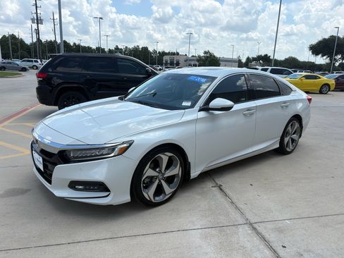 Certified 2018 Honda Accord Touring image 4