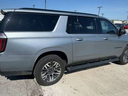Used 2025 Chevrolet Suburban Z71 AWD/4WD image 2
